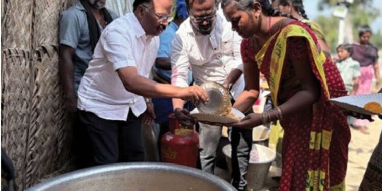 மேல்மங்கலத்தில் ஐயப்ப பக்தர்களுக்கு அறுசுவை அன்னதானம்: சொந்தச் செலவில் நேர்த்திக்கடன் செலுத்திய டாக்டர் டி. பாண்டியராஜ்