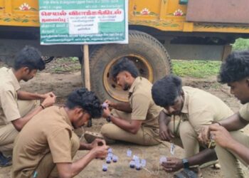 அலங்காநல்லூர் அருகே கரும்புப் பயிர்களைக் காக்க இயற்கை ‘பன்றி விரட்டி’ நுட்பம் வேளாண் கல்லூரி மாணவர்கள் செயல்விளக்கம்.
