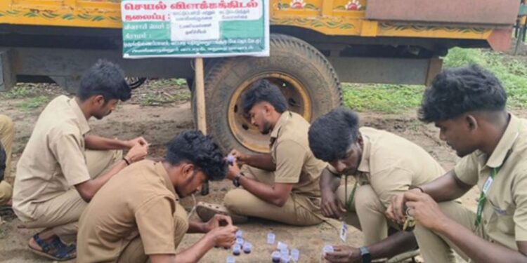 அலங்காநல்லூர் அருகே கரும்புப் பயிர்களைக் காக்க இயற்கை ‘பன்றி விரட்டி’ நுட்பம் வேளாண் கல்லூரி மாணவர்கள் செயல்விளக்கம்.
