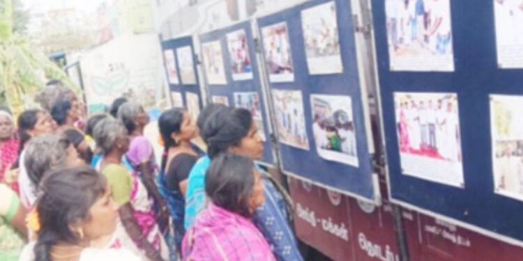 மக்களின் இல்லம் தேடி வரும் தமிழக அரசின் சாதனை விளக்கப் புகைப்படக் கண்காட்சி
