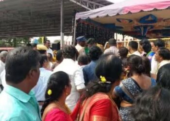 உத்தரகோசமங்கை உள்ளூர் போலீசாரின் ‘சிபாரிசு’ தரிசனத்தால் பக்தர்கள் அவதி