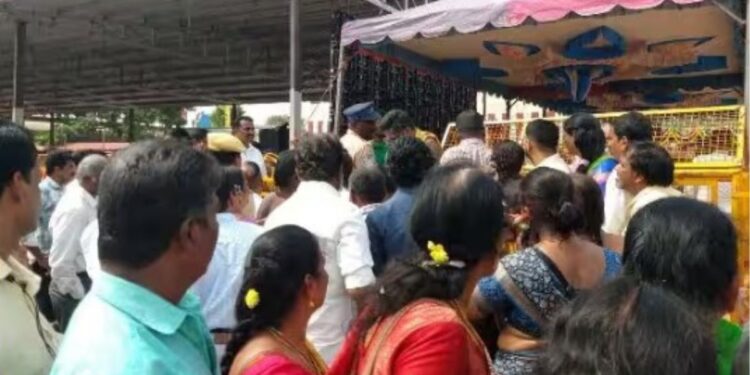 உத்தரகோசமங்கை உள்ளூர் போலீசாரின் ‘சிபாரிசு’ தரிசனத்தால் பக்தர்கள் அவதி