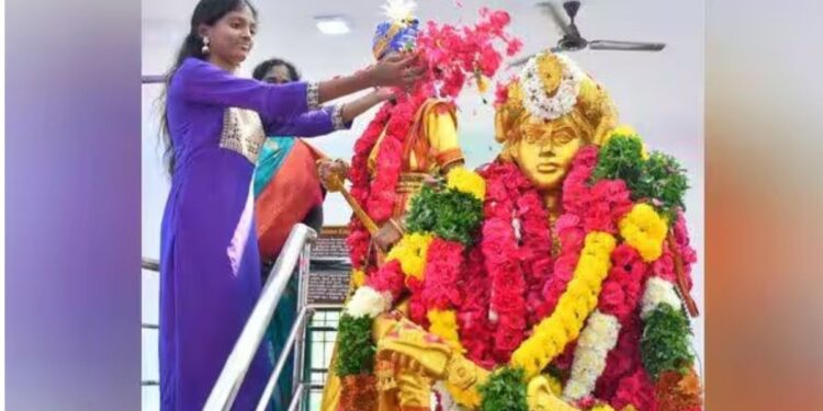 வீரமங்கை வேலுநாச்சியார் பிறந்த நாள் விழா  மணிமண்டபத்தில் அரசியல் தலைவர்கள் மரியாதை