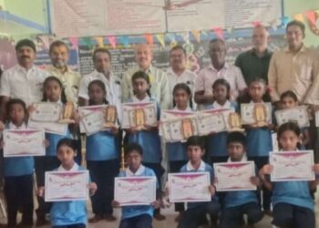 கோபி அருகே அரசுப் பள்ளி மாணவர்களுக்கு விளையாட்டுச் சீருடைகள் வழங்கல் சமூக ஆர்வலர்கள் நிதியுதவி.