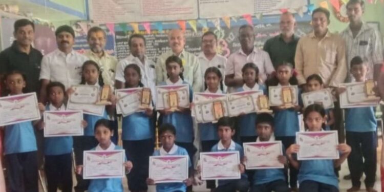 கோபி அருகே அரசுப் பள்ளி மாணவர்களுக்கு விளையாட்டுச் சீருடைகள் வழங்கல் சமூக ஆர்வலர்கள் நிதியுதவி.