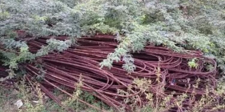 ராமநாதபுரத்தில் திறந்தவெளியில் கோடவுன் வசதியின்றி கட்டுமானப் பொருட்கள் பாழ்