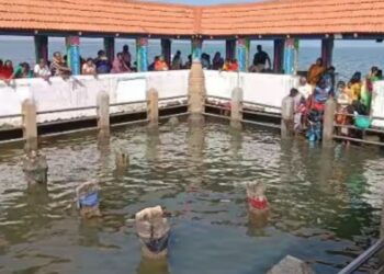 தேவிபட்டினம் நவபாஷாணத்தில் குவிந்த பக்தர்கள் கடல் நீர்மட்டம் உயர்வால் கடலுக்குள் இறங்கத் தடை