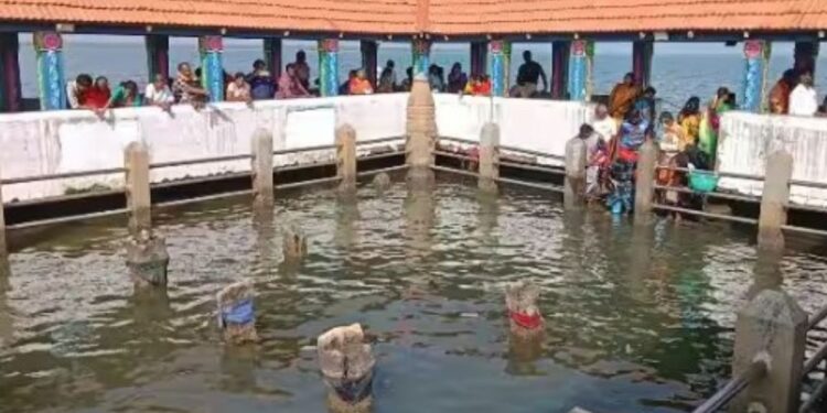 தேவிபட்டினம் நவபாஷாணத்தில் குவிந்த பக்தர்கள் கடல் நீர்மட்டம் உயர்வால் கடலுக்குள் இறங்கத் தடை