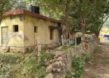 பராமரிப்பின்றி சிதிலமடையும் குன்றக்குடி காவல் நிலையச் சுவர் முட்புதர்கள் சூழ்ந்ததால் பொதுமக்கள் அவதி!