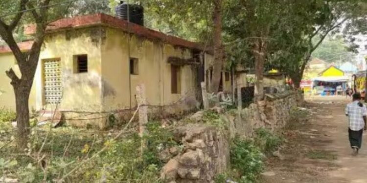 பராமரிப்பின்றி சிதிலமடையும் குன்றக்குடி காவல் நிலையச் சுவர் முட்புதர்கள் சூழ்ந்ததால் பொதுமக்கள் அவதி!