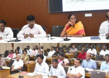 கரூர் தொகுதி வளர்ச்சித் திட்டப் பணிகளை விரைந்து முடிக்க ஜோதிமணி எம்.பி அதிரடி உத்தரவு: ஆட்சியர் தலைமையில் அனைத்துத்துறை அதிகாரிகள் ஆலோசனைக் கூட்டம்
