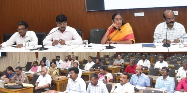 கரூர் தொகுதி வளர்ச்சித் திட்டப் பணிகளை விரைந்து முடிக்க ஜோதிமணி எம்.பி அதிரடி உத்தரவு: ஆட்சியர் தலைமையில் அனைத்துத்துறை அதிகாரிகள் ஆலோசனைக் கூட்டம்