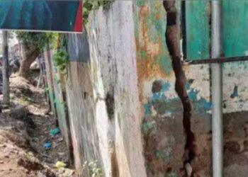 பலி வாங்குமா சிதிலமடைந்த சுற்றுச்சுவர்? ராமநாதபுரம் நகராட்சி நடுநிலைப் பள்ளி மாணவர்களுக்கு விபத்து அபாயம்