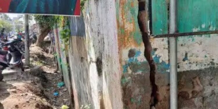 பலி வாங்குமா சிதிலமடைந்த சுற்றுச்சுவர்? ராமநாதபுரம் நகராட்சி நடுநிலைப் பள்ளி மாணவர்களுக்கு விபத்து அபாயம்