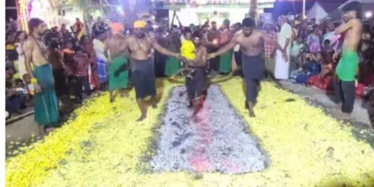 கோபால்பட்டி மணியக்காரன்பட்டியில் 28-ஆம் ஆண்டு பூக்குழி விழா  ஐயப்ப பக்தர்கள் தீமிதித்து வழிபாடு