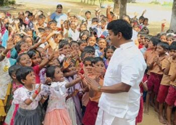 இலுப்பூர் ஆர்.சி. தொடக்கப் பள்ளியில் மாணவர்களுடன் புத்தாண்டு கொண்டாட்டம்