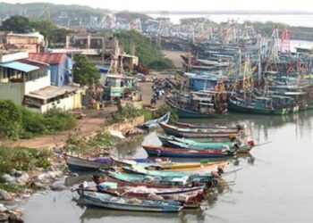 நாகையில் புயல் எச்சரிக்கை எதிரொலி: 4,000-க்கும் மேற்பட்ட படகுகள் கரை திரும்பின