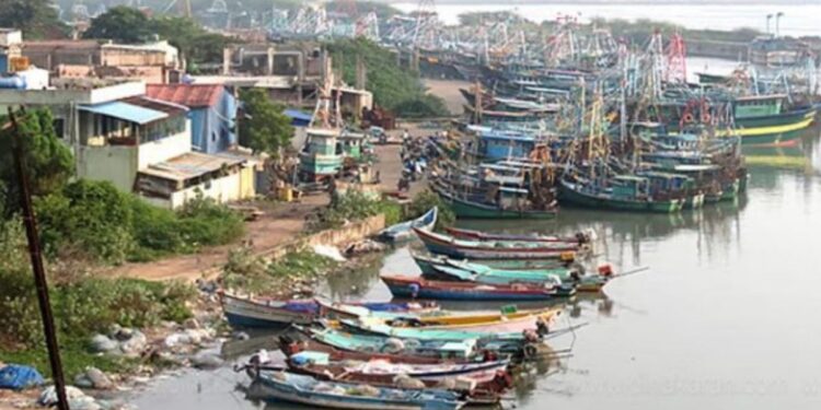 நாகையில் புயல் எச்சரிக்கை எதிரொலி: 4,000-க்கும் மேற்பட்ட படகுகள் கரை திரும்பின