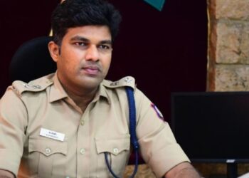 திண்டுக்கல் மாவட்டக் கோயில்களில் புத்தாண்டுச் சிறப்பு வழிபாடு மக்களுடன் கேக் வெட்டி மகிழ்ந்த எஸ்.பி.!