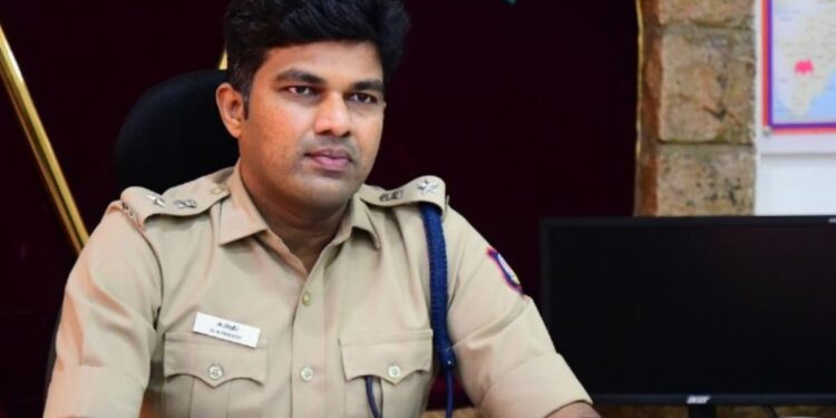 திண்டுக்கல் மாவட்டக் கோயில்களில் புத்தாண்டுச் சிறப்பு வழிபாடு மக்களுடன் கேக் வெட்டி மகிழ்ந்த எஸ்.பி.!