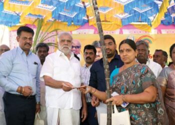 திண்டுக்கல்லில் பொங்கல் பரிசுத் தொகுப்பு விநியோகம் வேட்டி-சேலைகளை அமைச்சர் இ.பெரியசாமி வழங்கினார்!