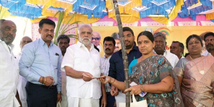 திண்டுக்கல்லில் பொங்கல் பரிசுத் தொகுப்பு விநியோகம் வேட்டி-சேலைகளை அமைச்சர் இ.பெரியசாமி வழங்கினார்!