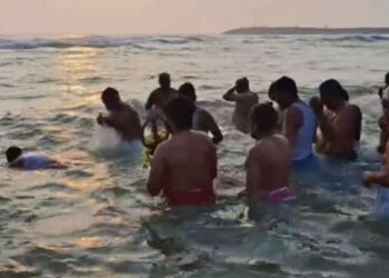 நாகை காமேஸ்வரம் மற்றும் வேதாரண்யம் கடற்கரைகளில் முன்னோர்களுக்குப் பித்ரு தர்ப்பணம் செய்து புனித நீராடல்.