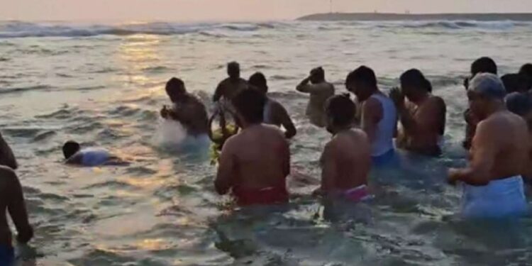 நாகை காமேஸ்வரம் மற்றும் வேதாரண்யம் கடற்கரைகளில் முன்னோர்களுக்குப் பித்ரு தர்ப்பணம் செய்து புனித நீராடல்.