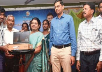 தூத்துக்குடியில் ‘உலகம் உங்கள் கையில்’ திட்டம் மடிக்கணினிகளை வழங்கினார் அமைச்சர் கீதா ஜீவன்!