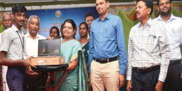 தூத்துக்குடியில் ‘உலகம் உங்கள் கையில்’ திட்டம் மடிக்கணினிகளை வழங்கினார் அமைச்சர் கீதா ஜீவன்!
