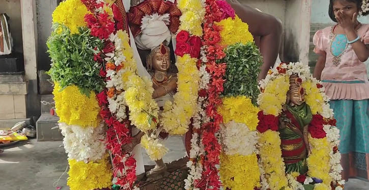 தமிழ்நாட்டில் எங்கும் இல்லாத வழக்கமாக பெண்கள் மட்டும் பங்கேற்று ஆண்டுக்கு ஒரு முறை பல்லக்கில் இறைவனை சுமக்கும் வினோத நிகழ்வு