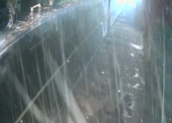 சபரிமலைக்குபாதயாத்திரையாகசென்றஐயப்பபக்தர்கள்குழுமீது  வேன்மோதிஇருவர்உயிரிழந்தசம்பவத்தின் CCTV