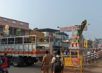 3 மாதங்களாக பராமரிப்புபணி நிறைவடைந்த பாலத்தை திறந்துவைக்க பாலத்தின் குறுக்கே லாரி போக்குவரத்தை தடை வாகனஓட்டிகள் அவதி