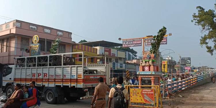 3 மாதங்களாக பராமரிப்புபணி நிறைவடைந்த பாலத்தை திறந்துவைக்க பாலத்தின் குறுக்கே லாரி போக்குவரத்தை தடை வாகனஓட்டிகள் அவதி