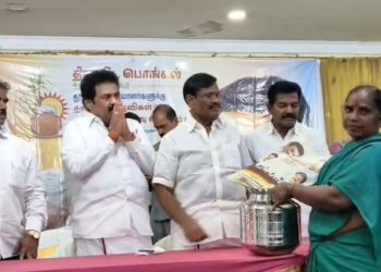 திருவள்ளூரில் தூய்மைபணியாளர்களுக்கு நலத்திட்டஉதவி வழங்கிய அமைச்சர்S.M.நாசர் அவர்களுடன் பிரியாணியை சாப்பிட்டு மகிழ்ந்தார்