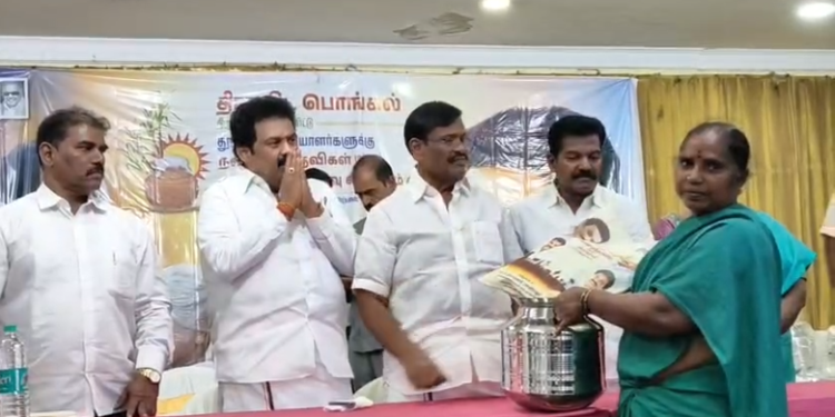 திருவள்ளூரில் தூய்மைபணியாளர்களுக்கு நலத்திட்டஉதவி வழங்கிய அமைச்சர்S.M.நாசர் அவர்களுடன் பிரியாணியை சாப்பிட்டு மகிழ்ந்தார்