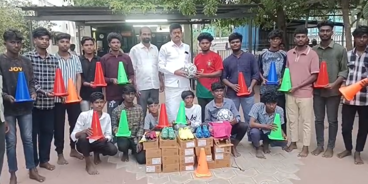 விழுப்புரம் இளைஞர்களுக்கு விளையாட்டுஉபகரணம் வழங்கியDMKமத்திய மாவட்டபொறுப்பாளரும் லட்சுமணன் வழங்கினார்