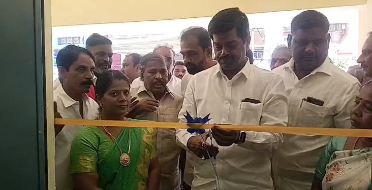 விழுப்புரம் நகரப்பகுதியில் மக்களின் நீண்டநாள் கோரிக்கையாக இருந்த ரேஷன் கடை அங்கன்வாடி மையம் புதியகட்டடங்கள்MLAதிறந்தார்