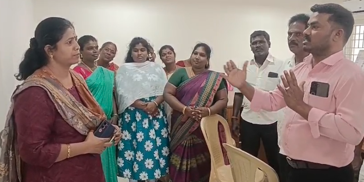 விழுப்புரத்தில் தொழிலாளர் நலஅலுவலக உதவிஆணையரின் பணி பாராட்டி தொழிற்சங்கத்தினர் மாலை அணிவித்து பாராட்டினர்