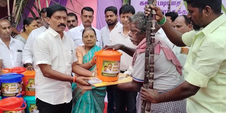 550க்கும் மேற்பட்ட குடும்பங்களுக்கு சொந்த செலவில் பக்கெட்டுடன் கூடிய பொங்கல் தொகுப்பு வழங்கிய ADMK நகர்மன்ற பெண்உறுப்பினர்