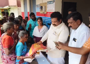 திருவள்ளூரில் குடும்பஅட்டைதாரர்களுக்கு ரூ.3,000 ரொக்கப் பணத்துடன் பரிசுத்தொகுப்பை ஏழை, எளிய மக்களுக்கு V.G.ராஜேந்திரன் வாழ்த்து