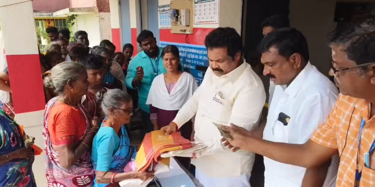 திருவள்ளூரில் குடும்பஅட்டைதாரர்களுக்கு ரூ.3,000 ரொக்கப் பணத்துடன் பரிசுத்தொகுப்பை ஏழை, எளிய மக்களுக்கு V.G.ராஜேந்திரன் வாழ்த்து