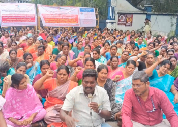 ஊதிய உயர்வு வழங்க கோரி நான்காவது நாளாக திருவாரூர் மாவட்ட ஆட்சியர் அலுவலகம் முன்பு ஊரக & நகர்ப்புற வாழ்வாதார இயக்க பணியாளர்கள் போராட்டம்