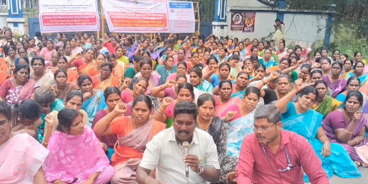 ஊதிய உயர்வு வழங்க கோரி நான்காவது நாளாக திருவாரூர் மாவட்ட ஆட்சியர் அலுவலகம் முன்பு ஊரக & நகர்ப்புற வாழ்வாதார இயக்க பணியாளர்கள் போராட்டம்