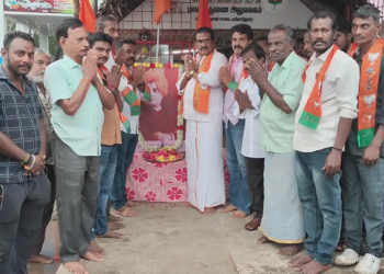 விவேகானந்தரின் 163 வது பிறந்த நாளை முன்னிட்டு மயிலாடுதுறையில் அன்னாரது திருவுருவப்படத்திற்கு பாரதிய ஜனதா கட்சி மரியாதை