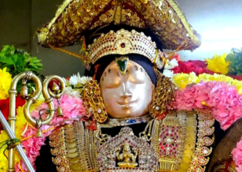 திருமங்கை மன்னன் பெருமாளிடம் நகையைப் பறிக்கும் போது ஆழ்வாராக அருளச்செய்த வீடு உற்சவம்