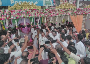 முன்னாள் முதல்வர்MGR-ன் 109-வது பிறந்தநாள்விழா மயிலாடுதுறையில்ADMKவினரால் மலர்தூவி விமர்சையாக கொண்டாடப்பட்டது