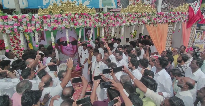 முன்னாள் முதல்வர்MGR-ன் 109-வது பிறந்தநாள்விழா மயிலாடுதுறையில்ADMKவினரால் மலர்தூவி விமர்சையாக கொண்டாடப்பட்டது