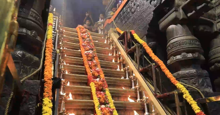 பத்தனம்திட்டா அமைந்துள்ள உலகப்புகழ்பெற்ற சபரிமலை ஸ்ரீ ஐயப்பன் திருக்கோயிலில் 18 வன தேவதைகள் பாரம்பரிய சிறப்பு ஆராதனை