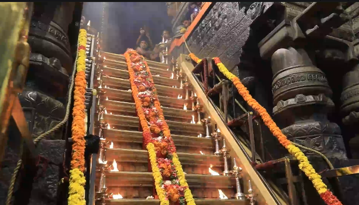 பத்தனம்திட்டா அமைந்துள்ள உலகப்புகழ்பெற்ற சபரிமலை ஸ்ரீ ஐயப்பன் திருக்கோயிலில் 18 வன தேவதைகள் பாரம்பரிய சிறப்பு ஆராதனை